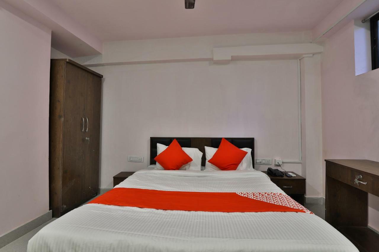 Oyo 37398 Hotel Jalsa Palace Naroda Esterno foto